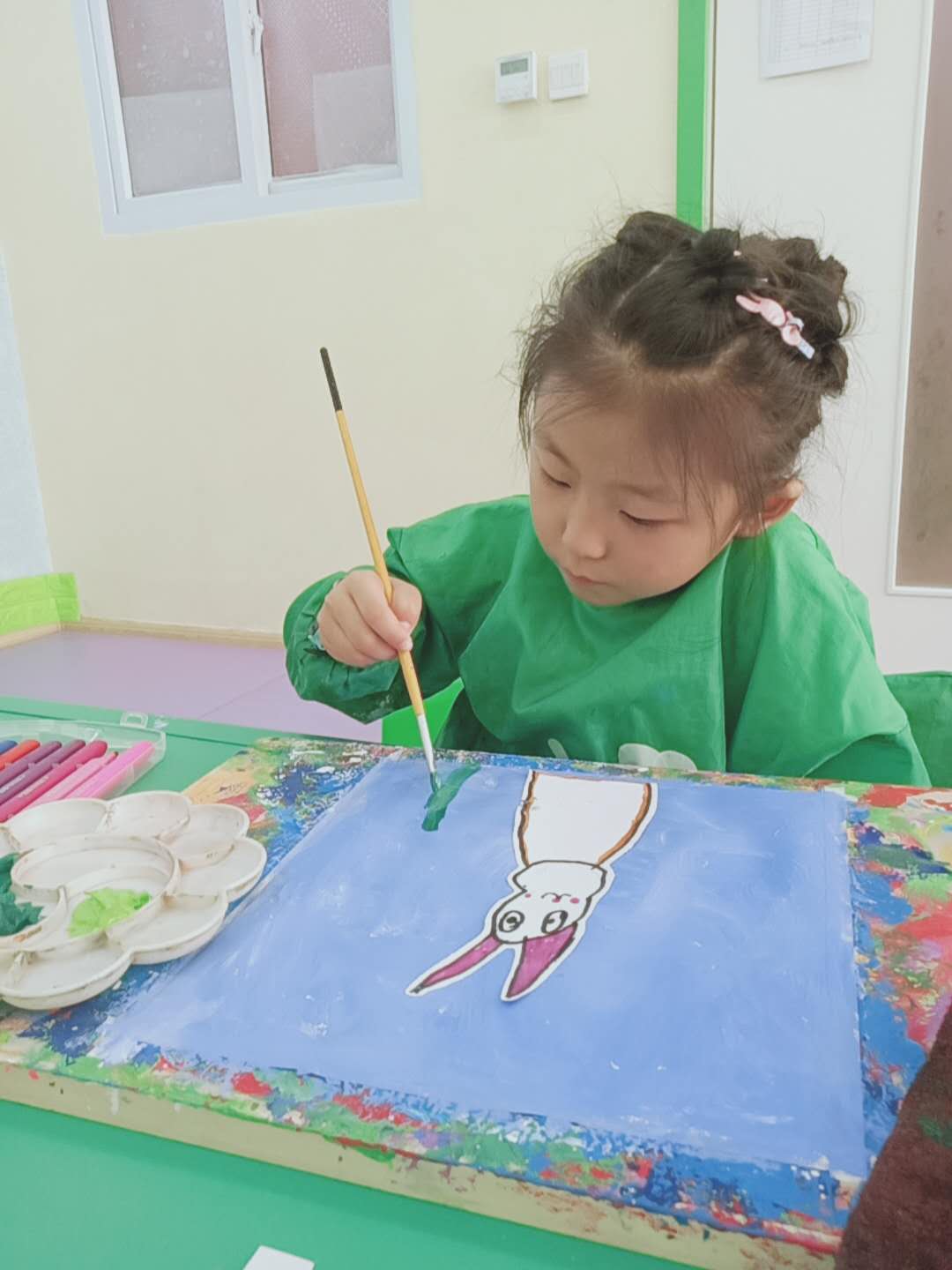京師澳真4-5歲美術作品創(chuàng)作《小白兔》